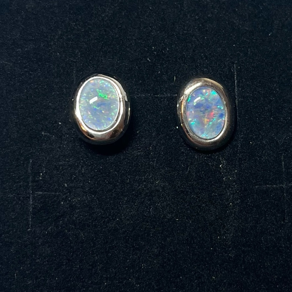 Vintage Silver tone Oval Earrings. Matching necklace also listed. Classic!
